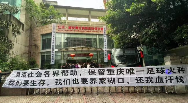 在中共梅州市委常委、兴宁市委余其豹书记的宣布下，电影《永不独行》正式开机